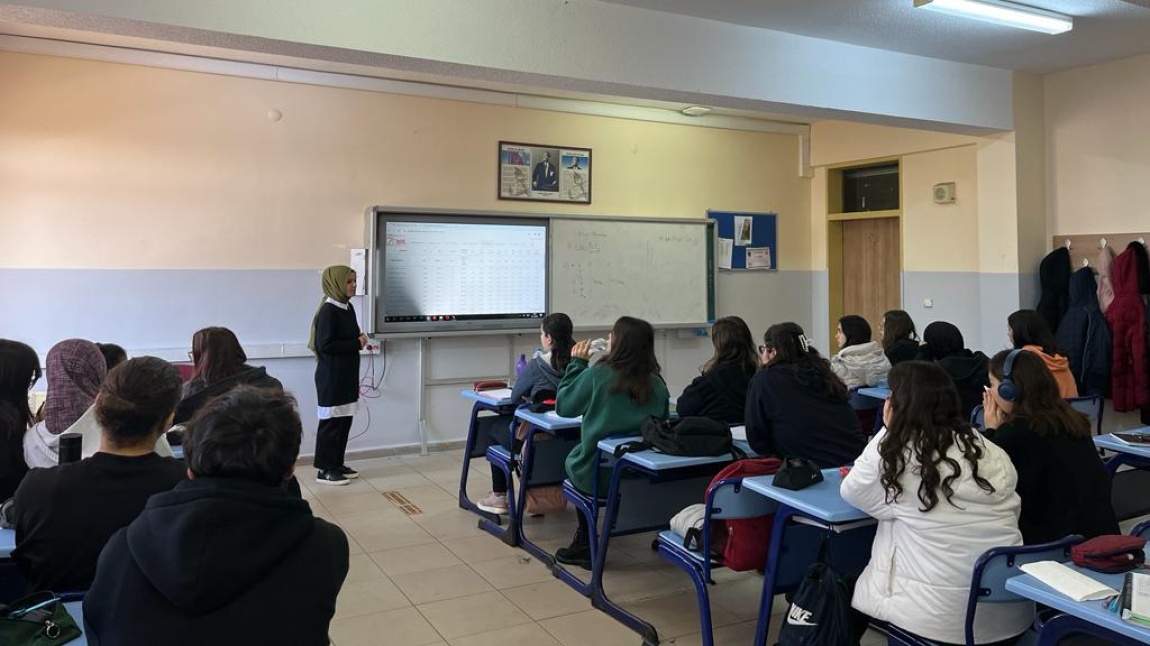Rehberlik Öğretmenimiz Esra Civan tarafından öğrencilerimize YKS sınav sistemi ve YÖK Atlas anlatıldı